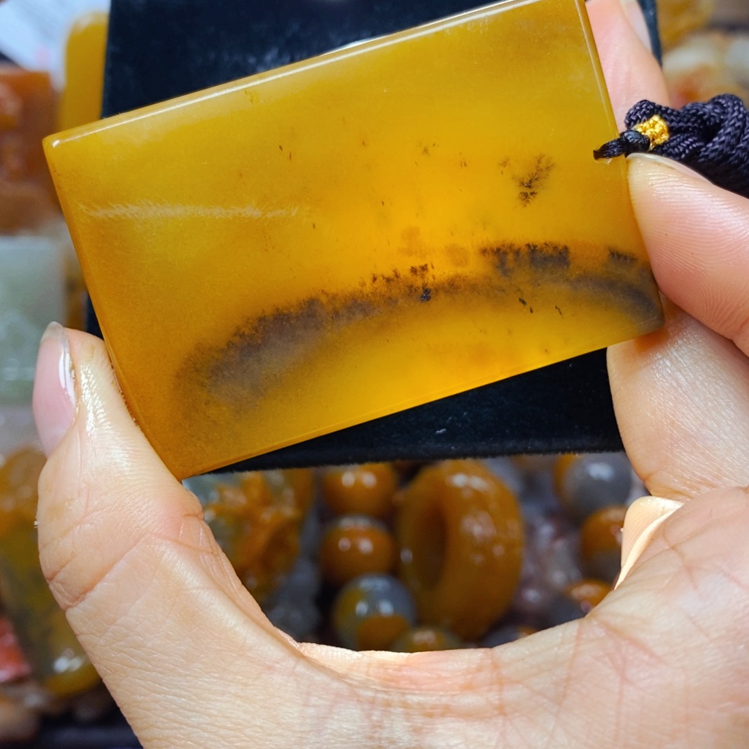 未镶嵌石英质玉（黄龙玉）颈饰