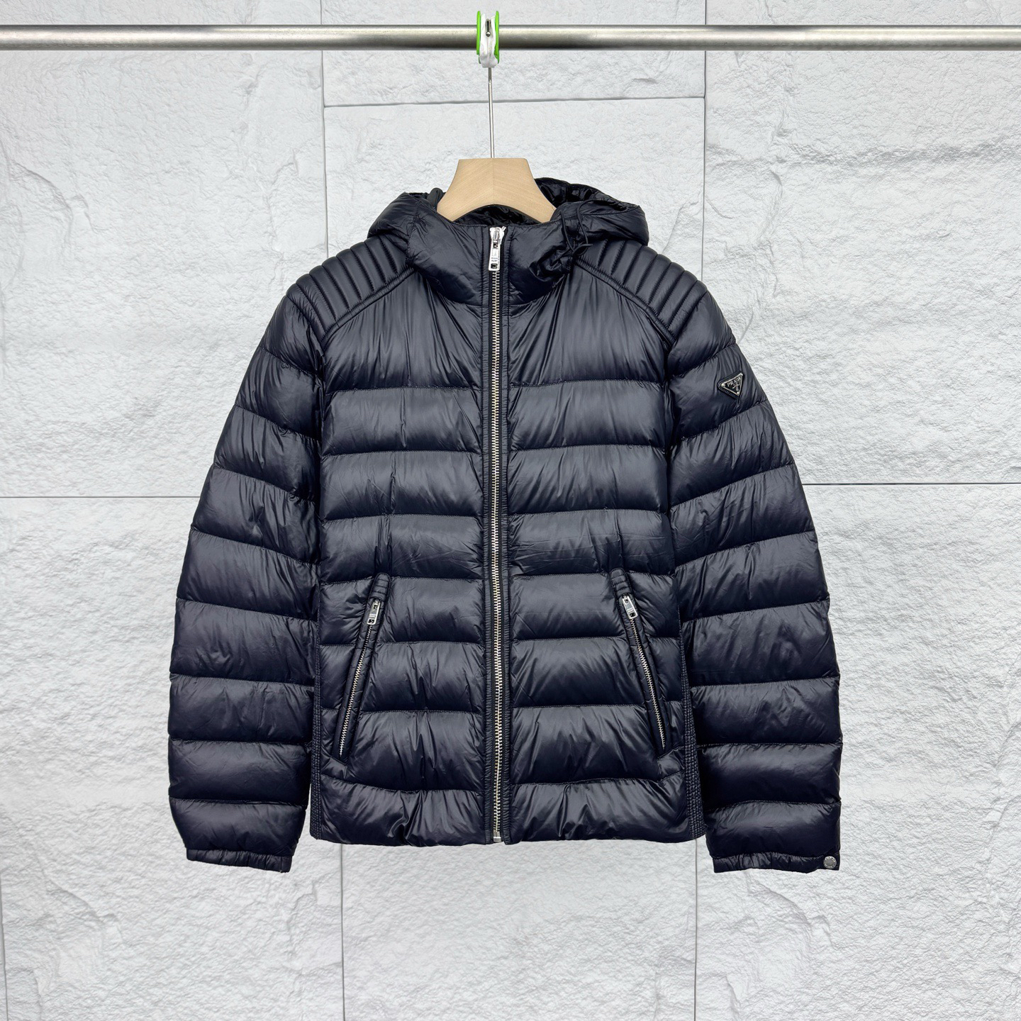 99新 Prada/普拉达 50码/黑色连帽拉链金属徽标羽绒服/16931082