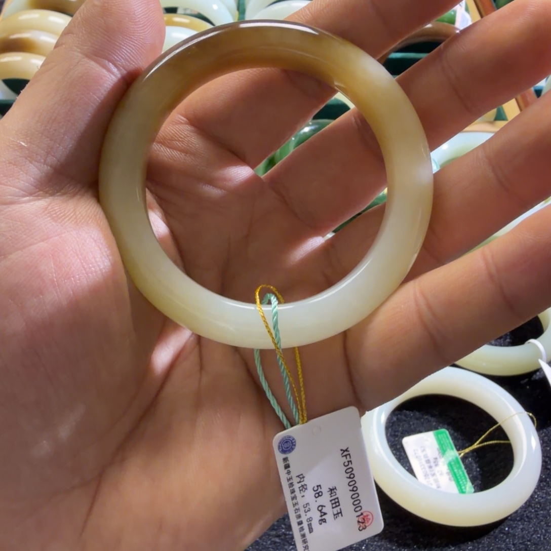 和田玉未镶嵌手镯