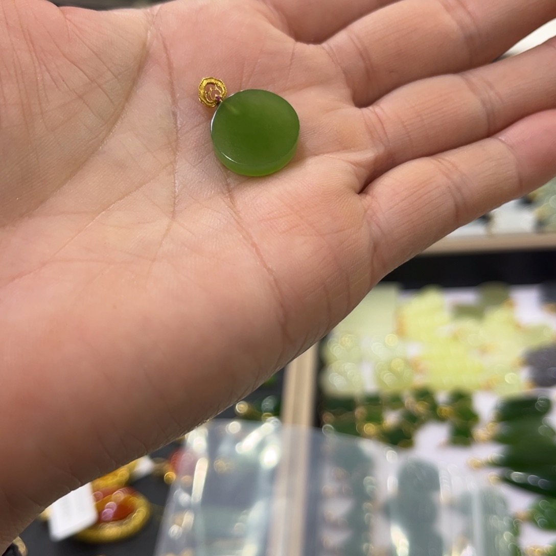 和田玉（碧玉）颈饰18K金镶嵌手****?