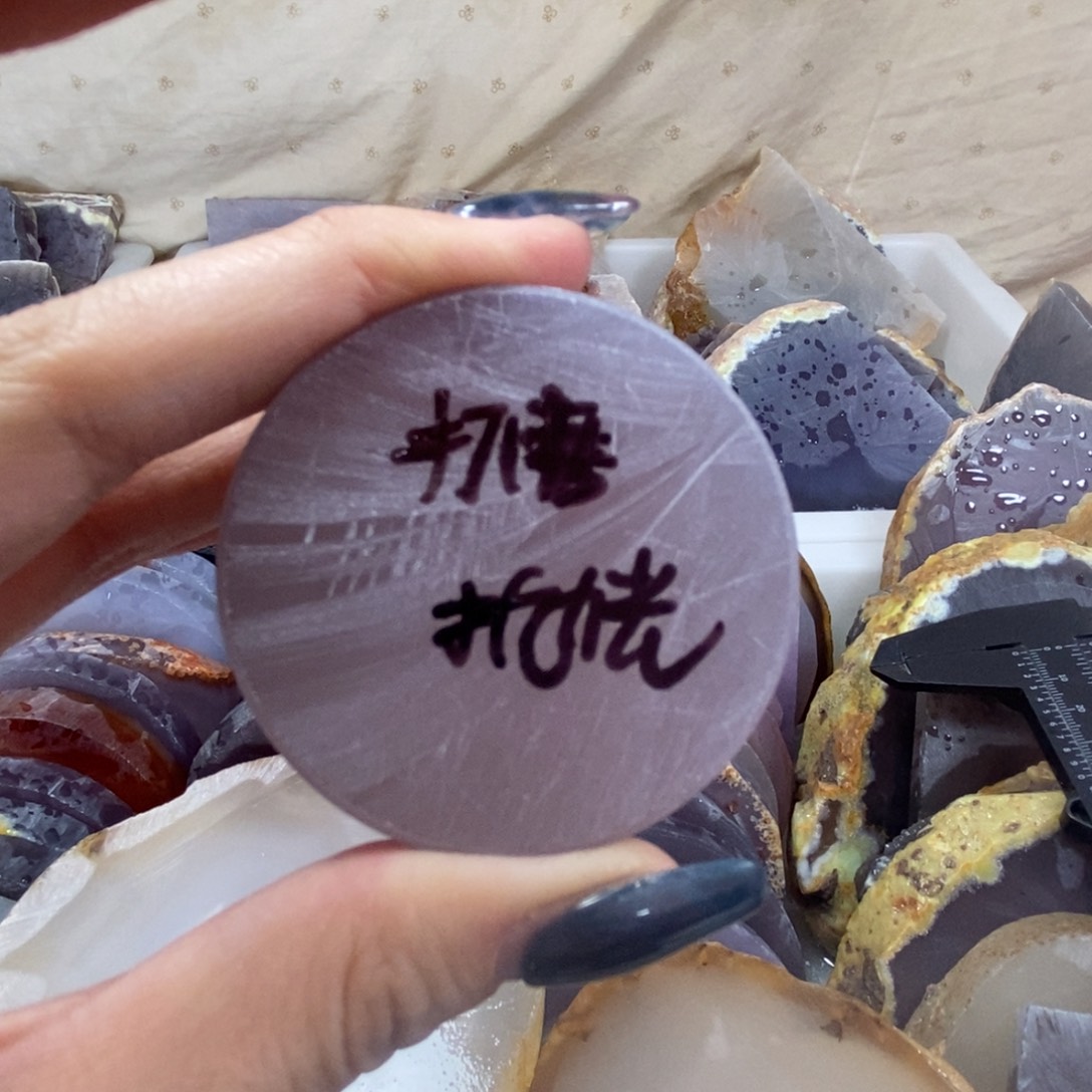 灼****定制玛瑙私人定制不退换镯芯抛光