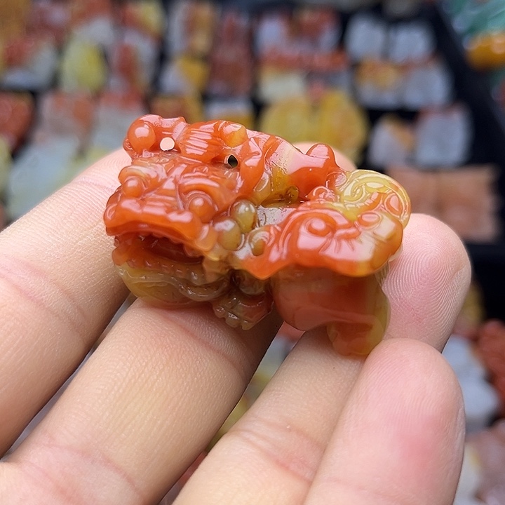 石英质玉（黄龙玉）颈饰未镶嵌