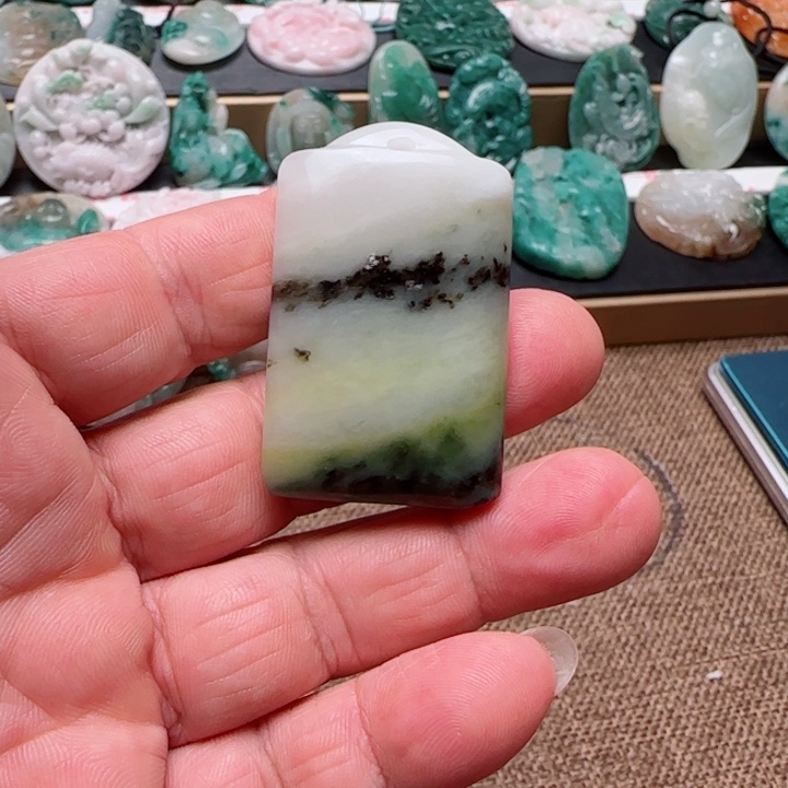 独山玉未镶嵌颈饰