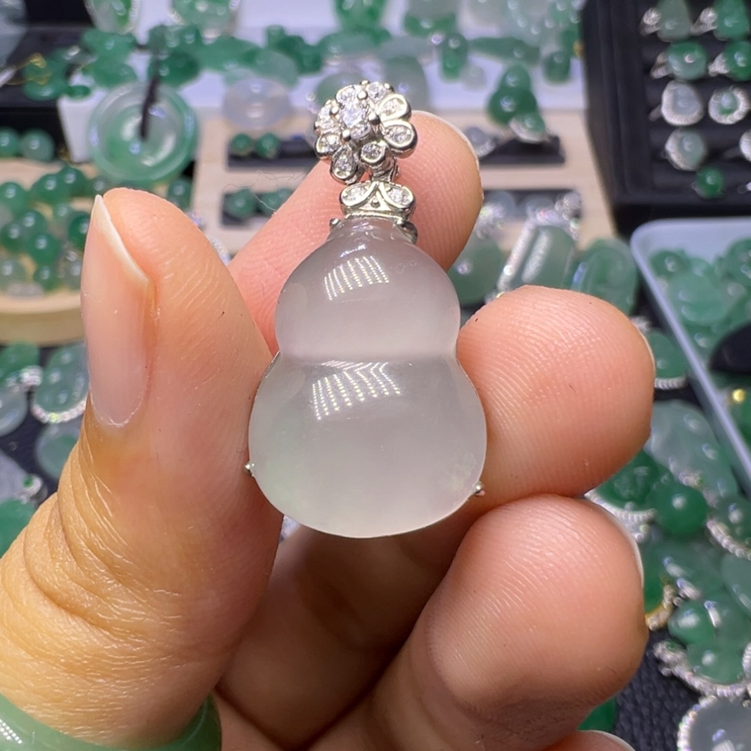 石英质玉（非洲翠）未镶嵌颈饰