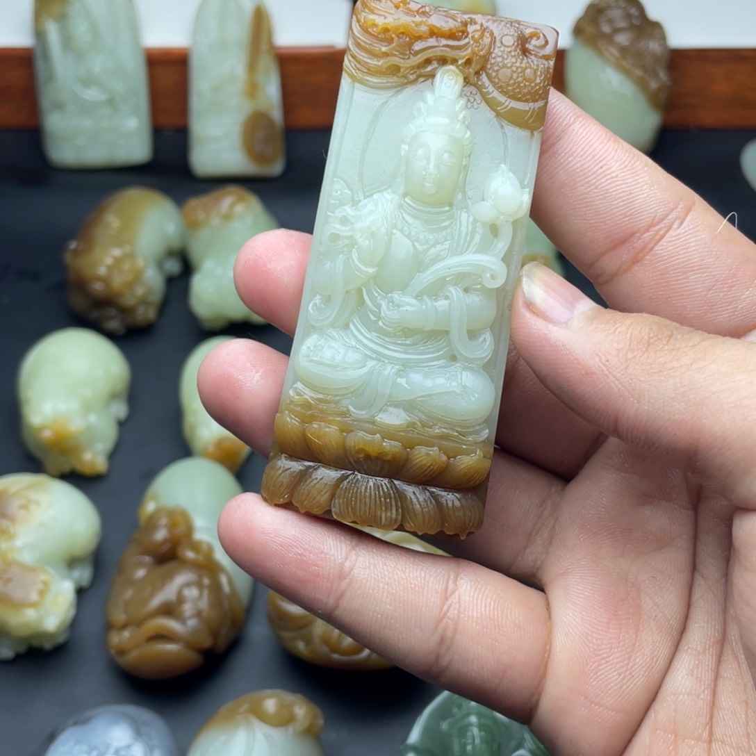 和田玉（糖玉）颈饰未镶嵌今****吗