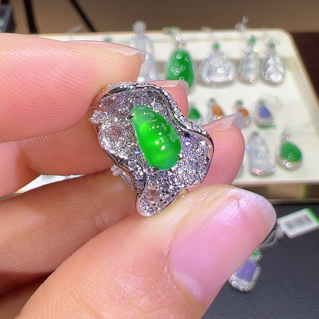 翡翠18K金镶嵌戒指