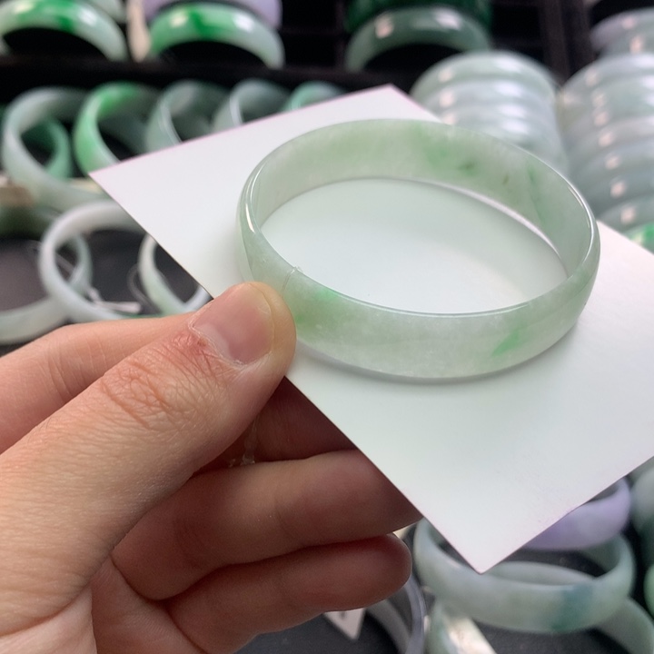 翡翠未镶嵌手镯公主