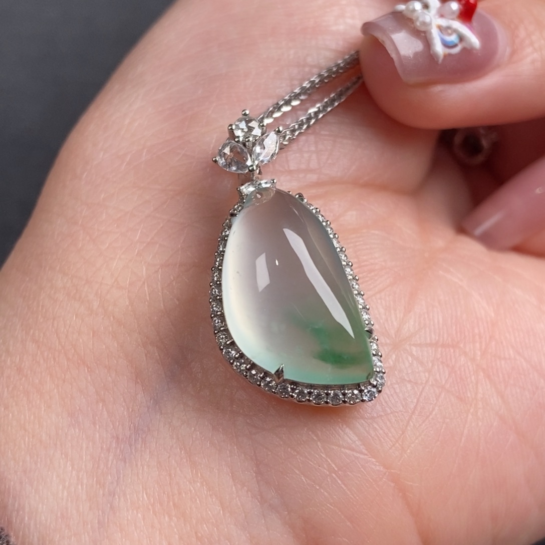 翡翠颈饰18K金镶嵌翡翠福瓜吊坠