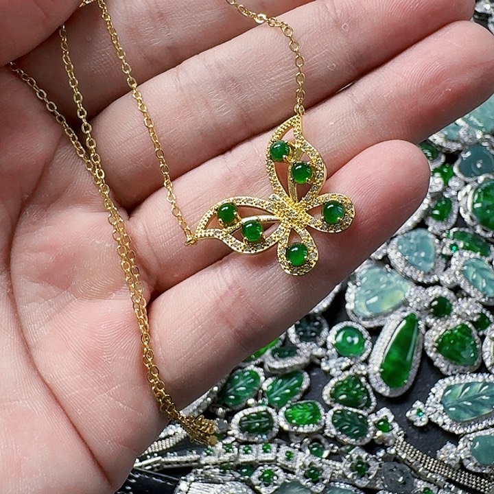 翡翠颈饰未镶嵌天然A货翡翠放漏