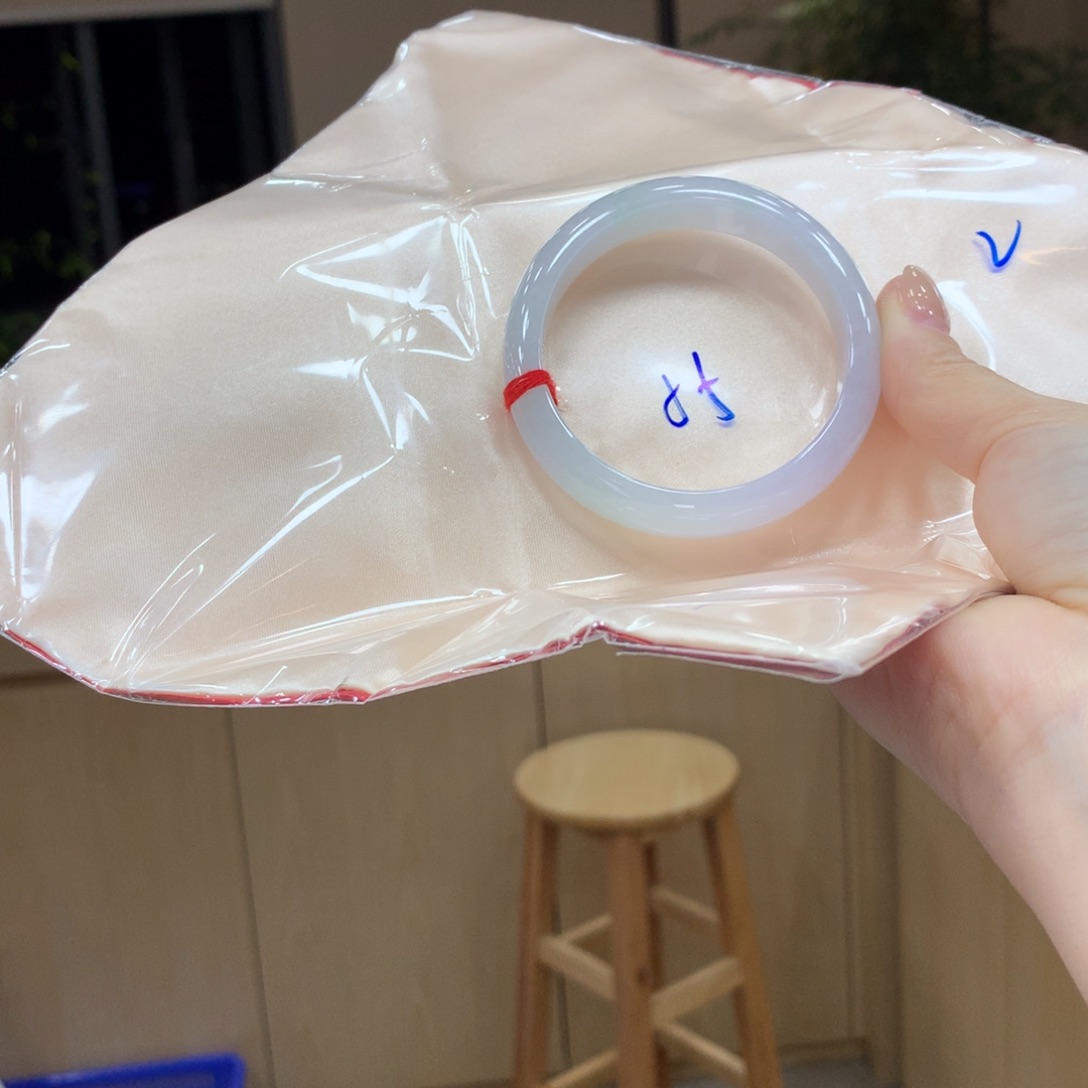 翡翠手镯未镶嵌不退不换