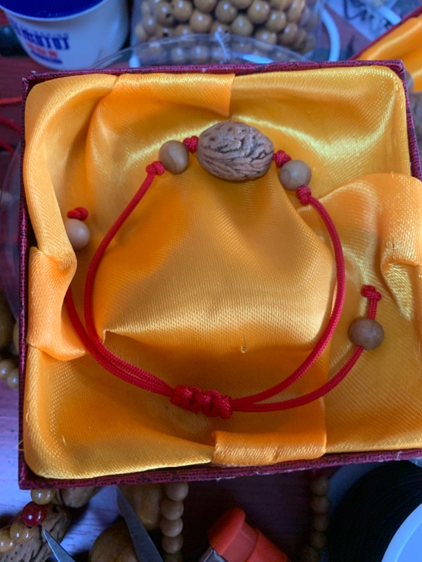 桃枭手链寓意一帆风顺，四颗桃木珠四方保平安