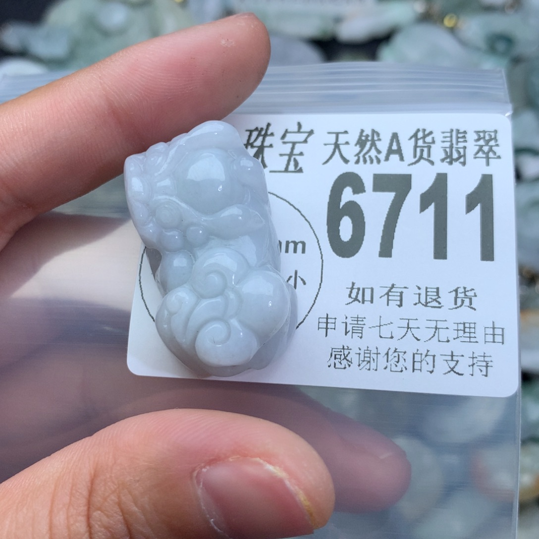 翡翠颈饰未镶嵌67111。