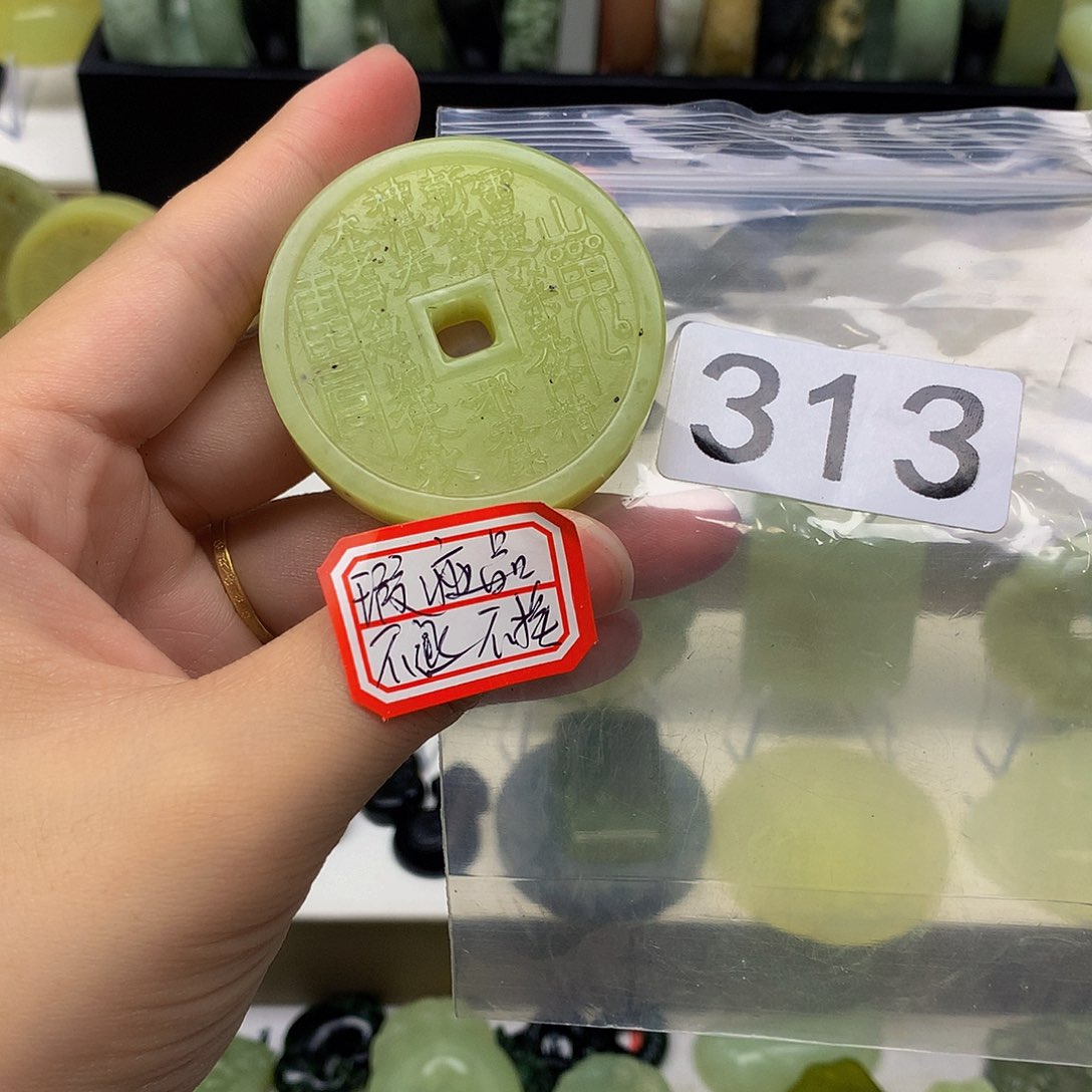 蛇纹石玉颈饰未镶嵌