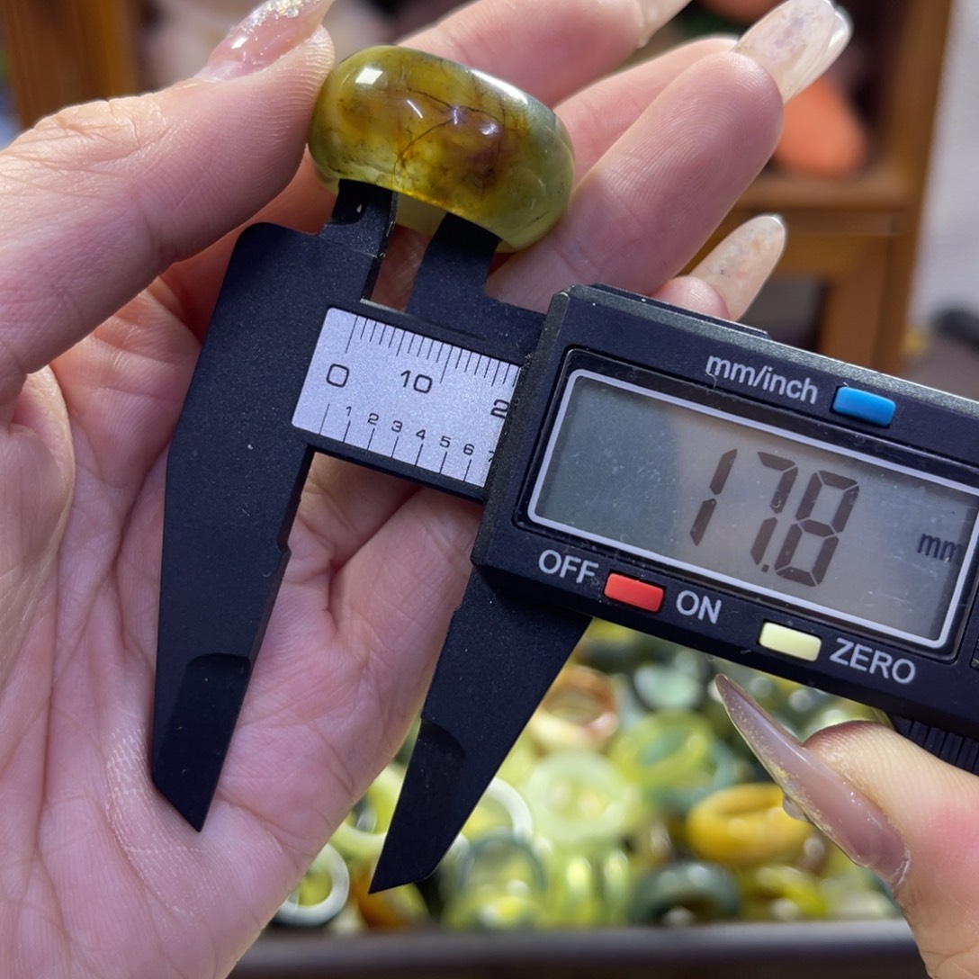 蛇纹石玉未镶嵌手镯瑕疵108