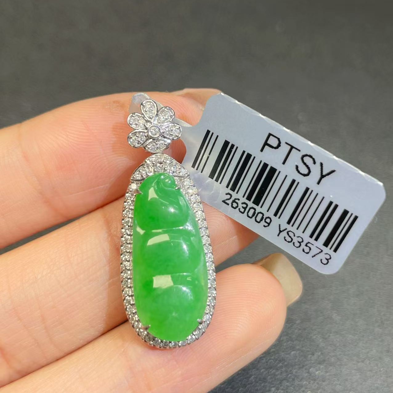 18k金镶嵌缅甸A货翡翠豆子吊坠(不含链)