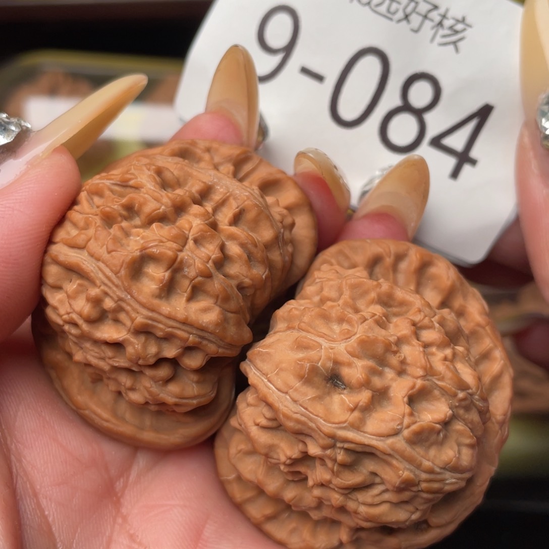 文玩核桃把件45全品红皮白狮子