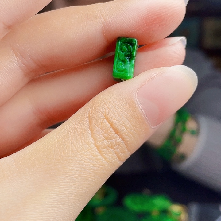 翡翠未镶嵌颈饰多样性