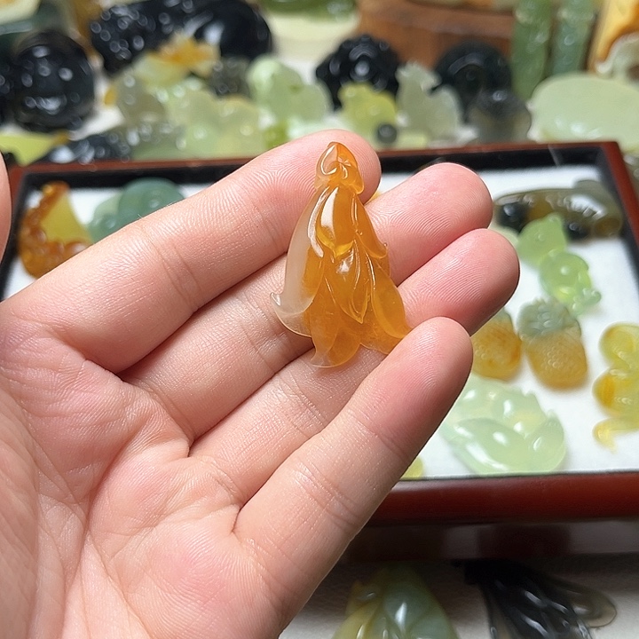 未镶嵌蛇纹石玉颈饰丹**阳