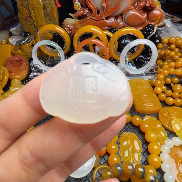 未镶嵌石英质玉（黄龙玉）颈饰