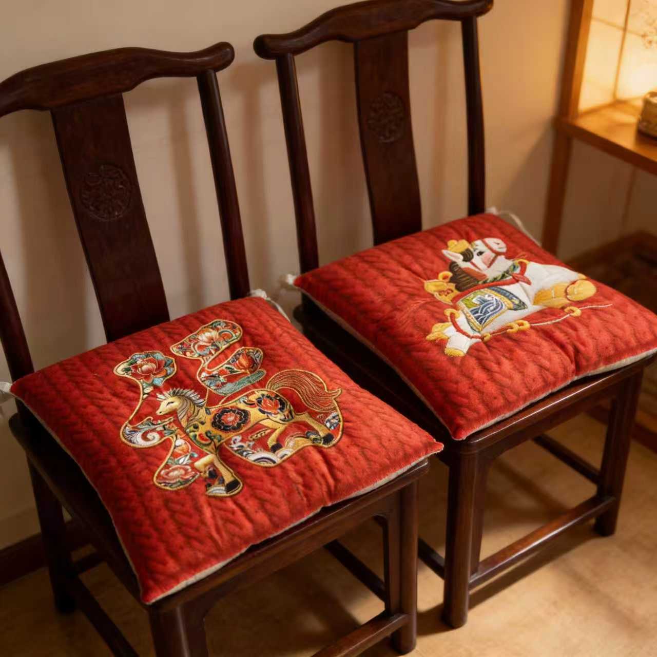 马年坐垫红色垫子发财抱枕可水洗超软含沙发靠枕喜庆装饰吉祥福马