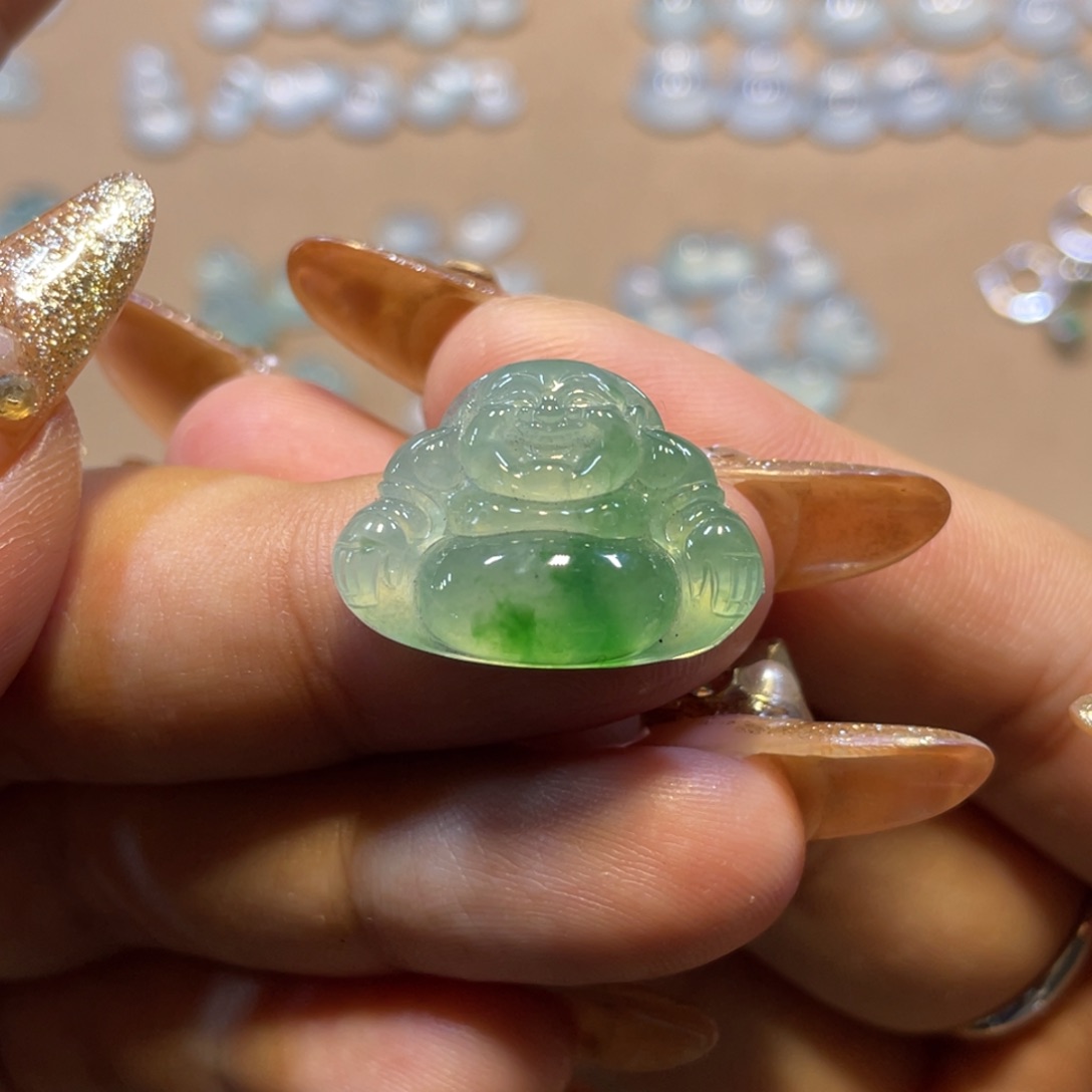 翡翠颈饰未镶嵌佛公