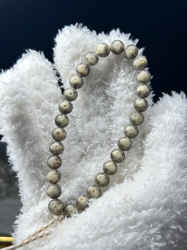 星月菩提8mm圆珠月留白糯透