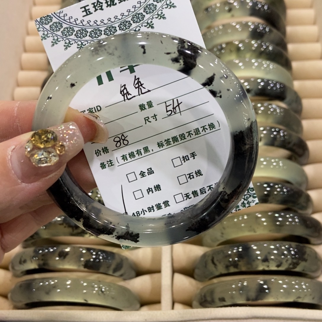 兔***兔蛇纹石玉未镶嵌手镯