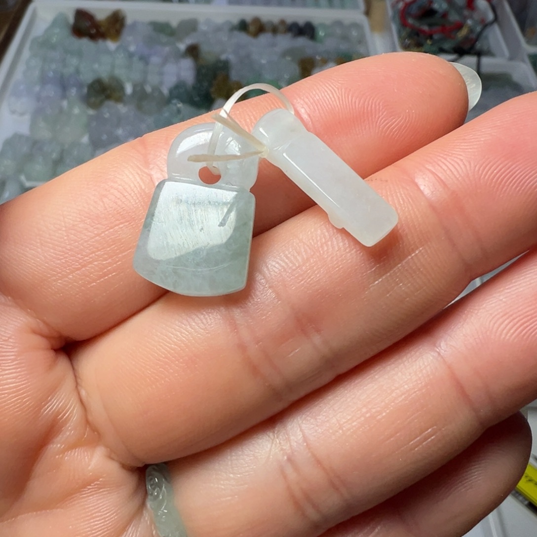 翡翠未镶嵌颈饰锁钥匙两个28块