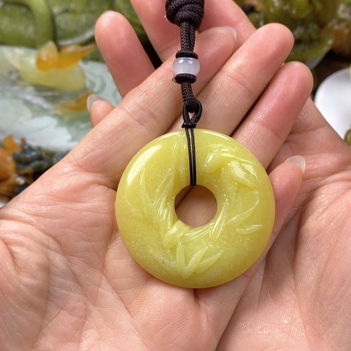 蛇纹石玉挂件未镶嵌