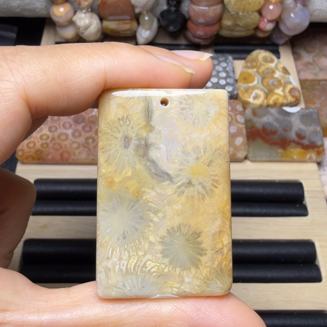 硅化玉未镶嵌有流动感的大花，有点骨骼