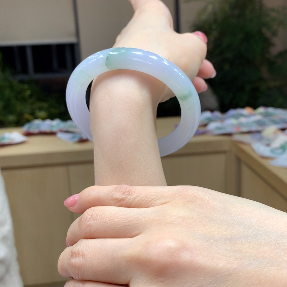 翡翠手镯未镶嵌人****乐不退不换