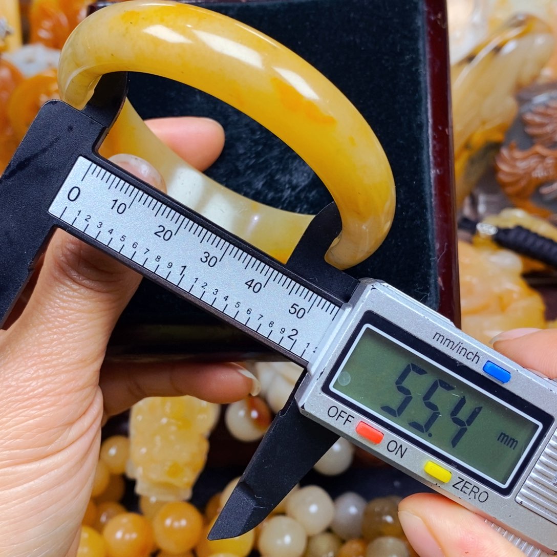 石英质玉（黄龙玉）颈饰未镶嵌