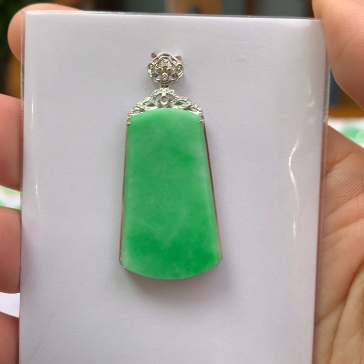 翡翠颈饰18K金镶嵌小***标翡翠吊坠