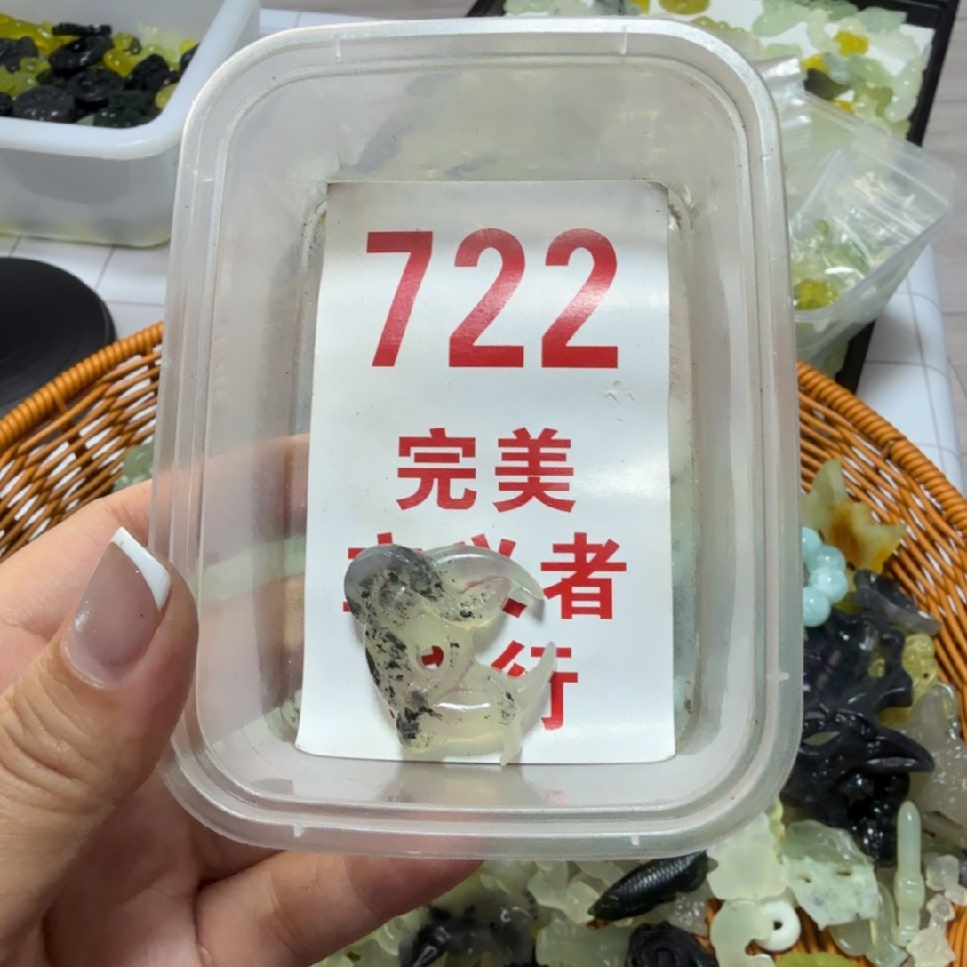 透闪石-蛇纹石玉吊坠未镶嵌