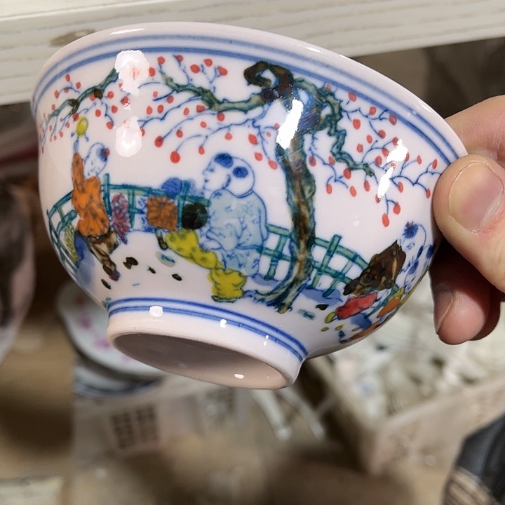 瓷片////直径12.5厘米。红西西。