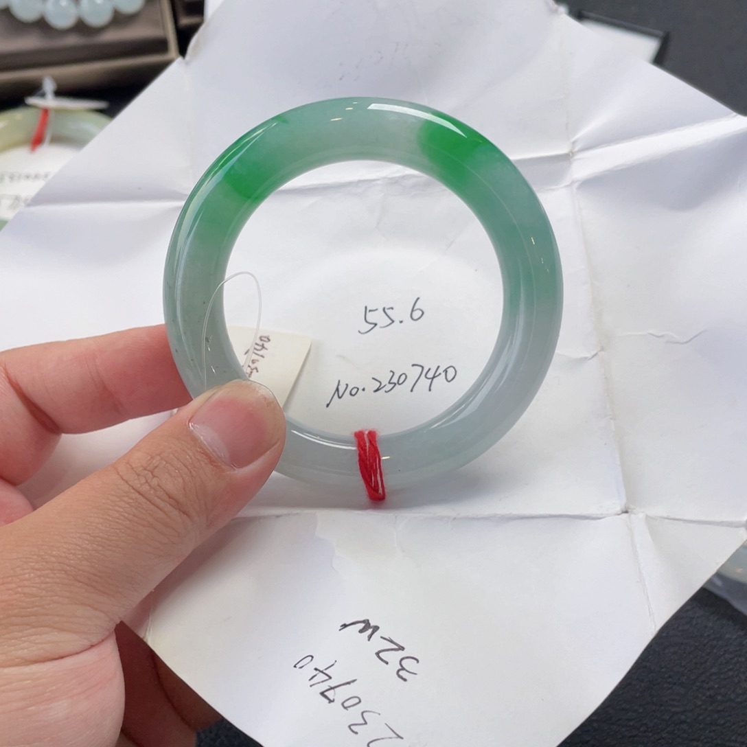 翡翠手镯未镶嵌手镯