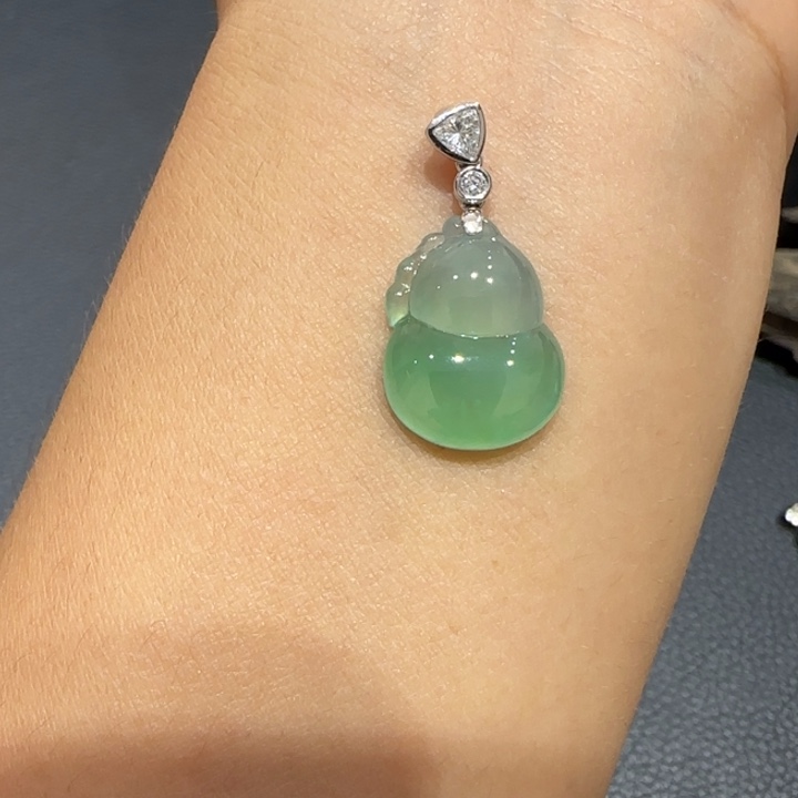 颈饰18K金镶嵌翡翠葫芦L