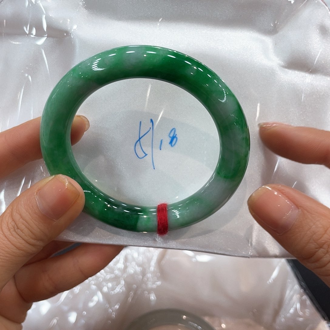 翡翠手镯未镶嵌翡翠手镯