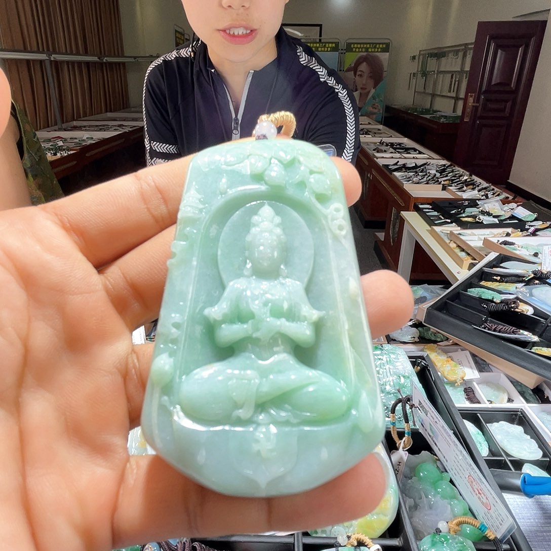 翡翠未镶嵌颈饰一