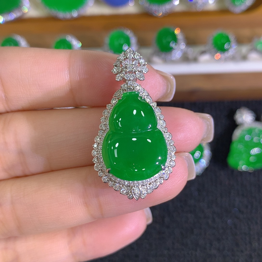 翡翠18K金镶嵌颈饰葫芦