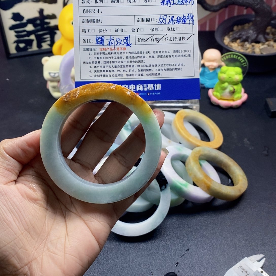 旧***猫未镶嵌翡翠手镯定制翡翠有纹裂