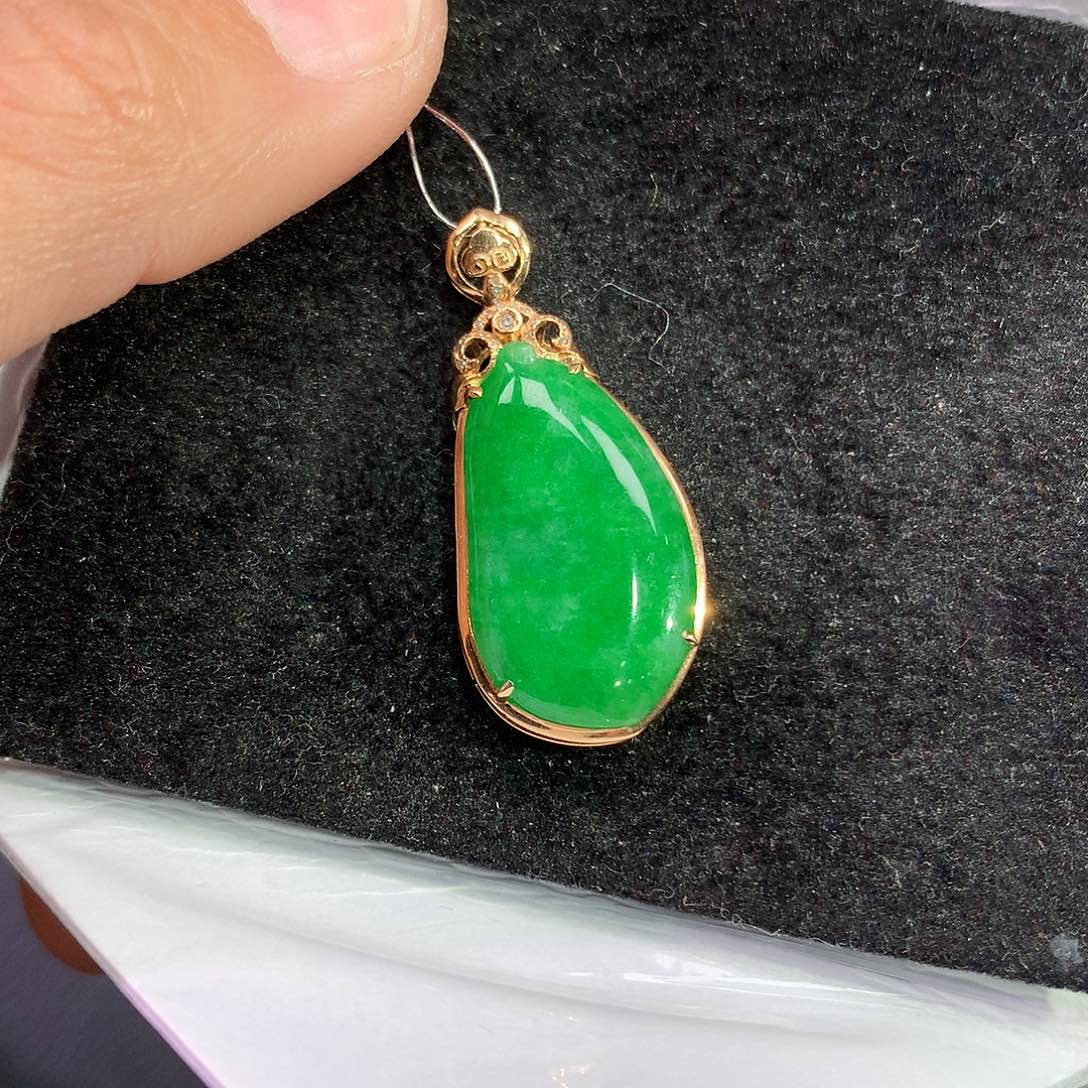 翡翠吊坠(赠链)18K金镶嵌梁*财