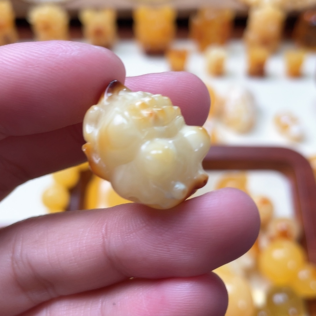 琥珀珠宝奇石未镶嵌