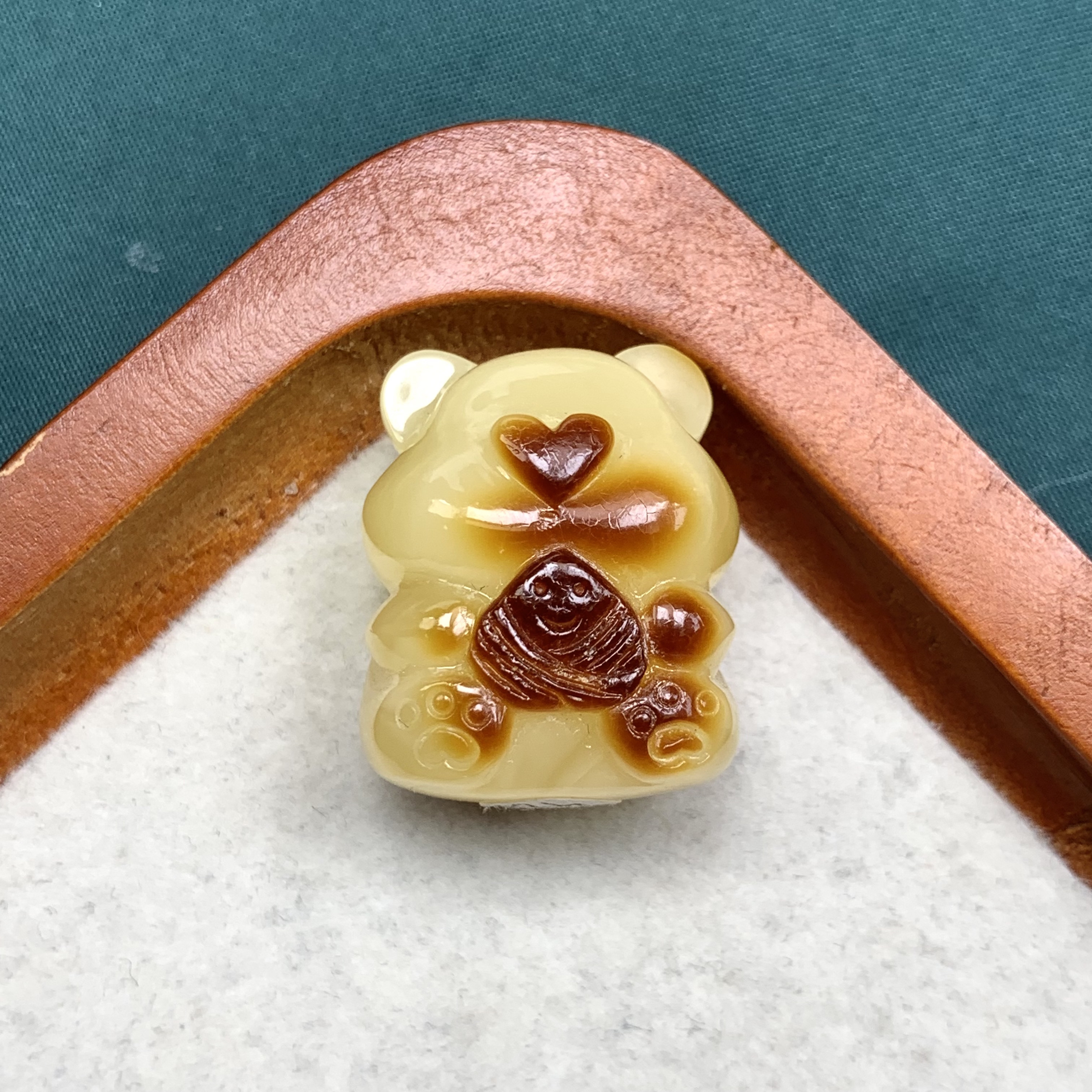 天然琥珀蜜蜡俏色小熊（抖音基地发货，带证书）