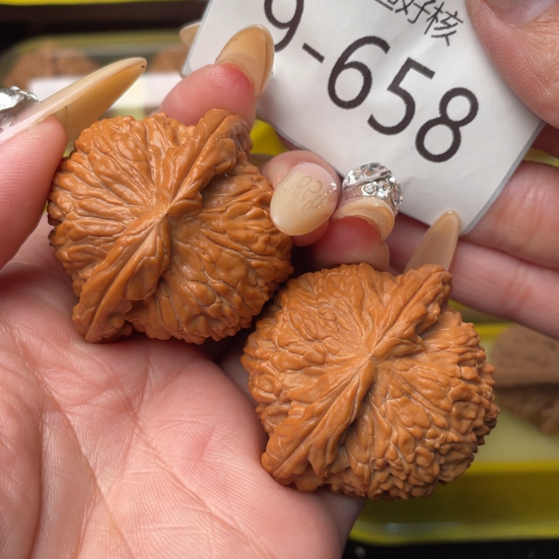 文玩核桃把件源**山45全品白狮子