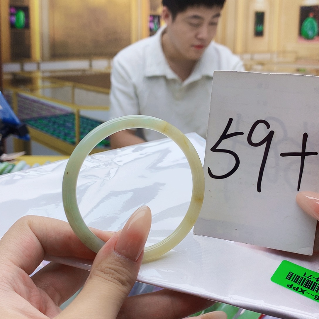 翡翠手镯未镶嵌9909……