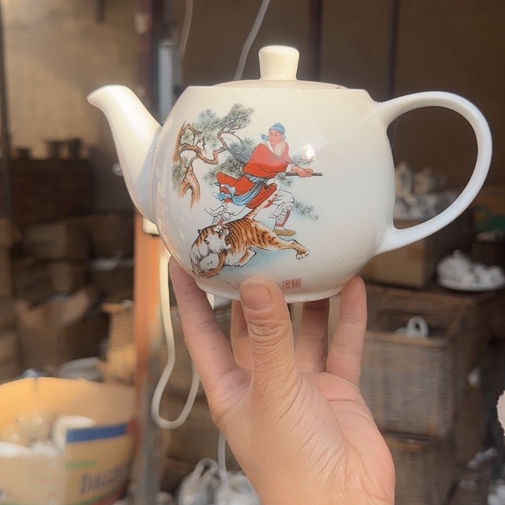 库存微瑕武松打虎单孔水壶