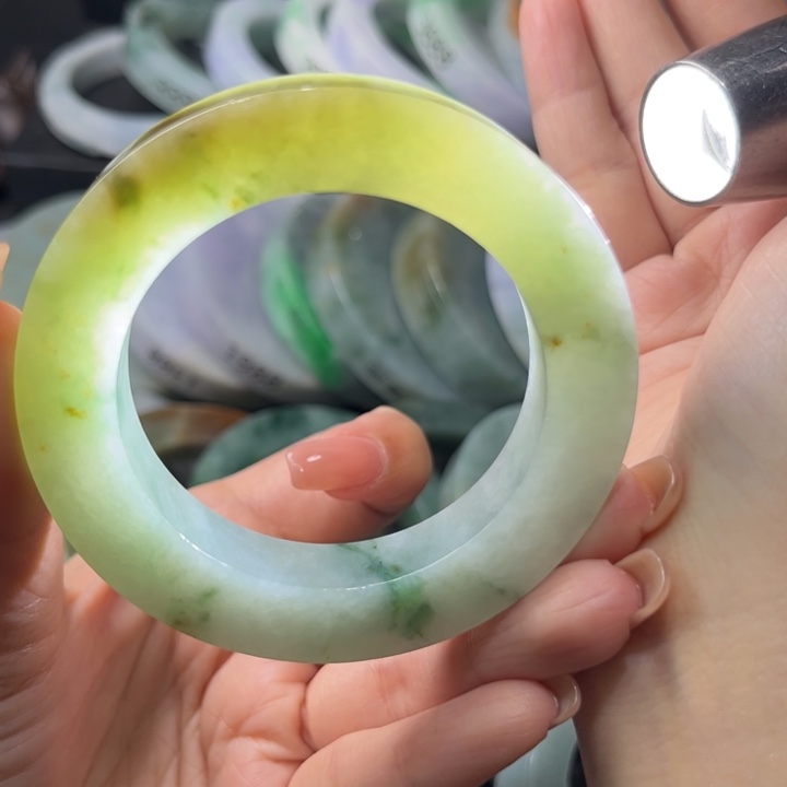 定制翡翠未镶嵌翡翠手镯