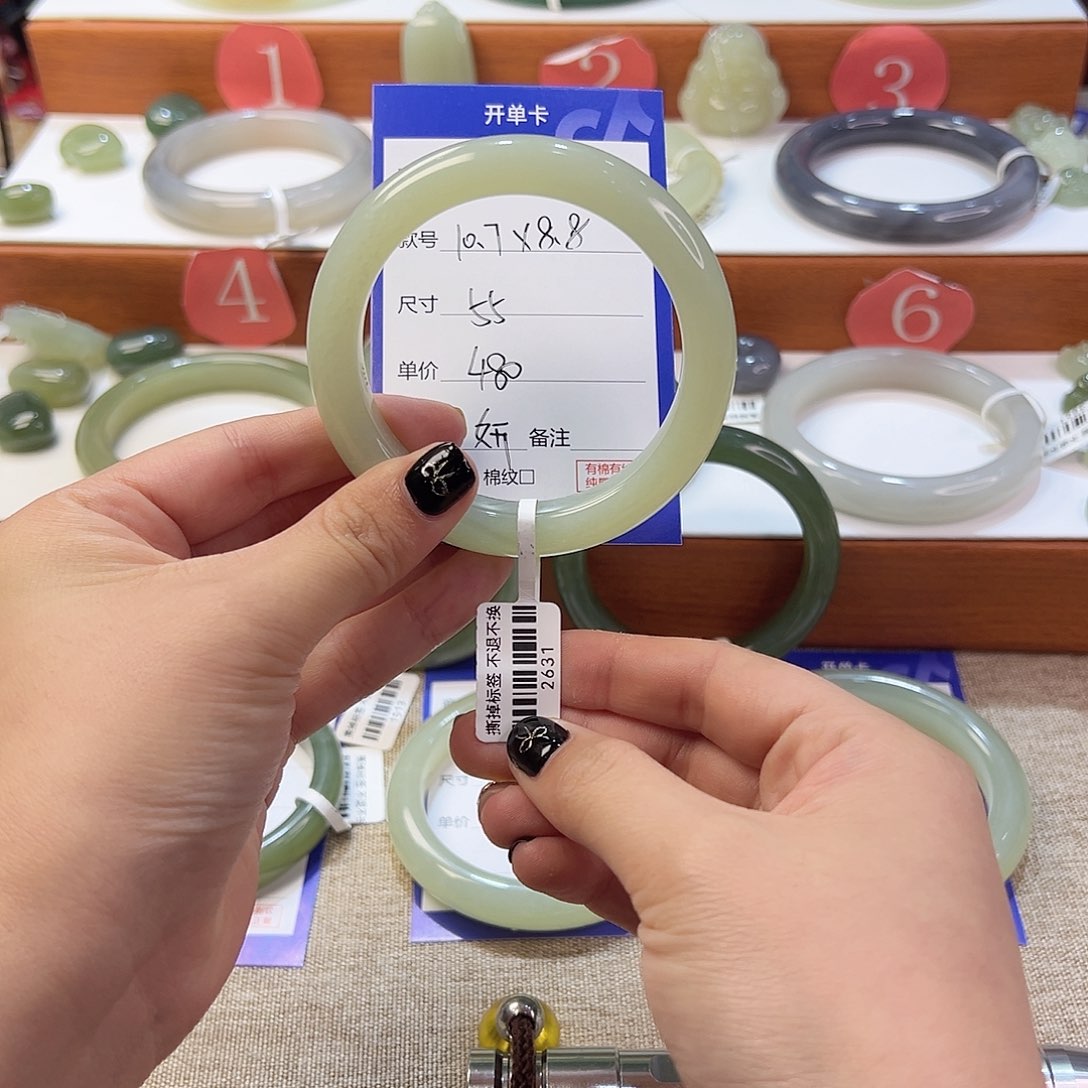 和田玉手镯未镶嵌妍*?