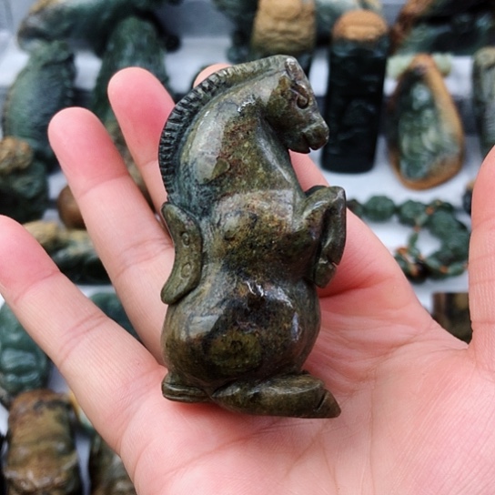 未镶嵌岫岩河磨玉（透闪石质玉）把件